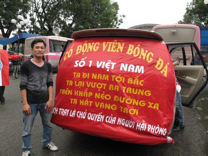 Để tiếp thêm sức mạnh cho Vicem Hải Phòng trong trận làm khách trước Hà Nội T&T hàng ngàn CĐV đất Cảng đã hành quân đến SVĐ Hàng Đẫy để cổ vũ cho các cầu thủ đội nhà.